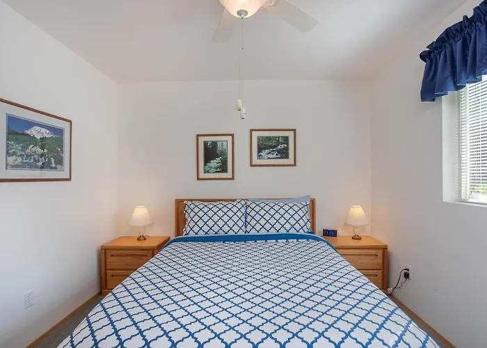 Walk To Downtown * 6 Guests * Pets * A/C! * No Stairs!