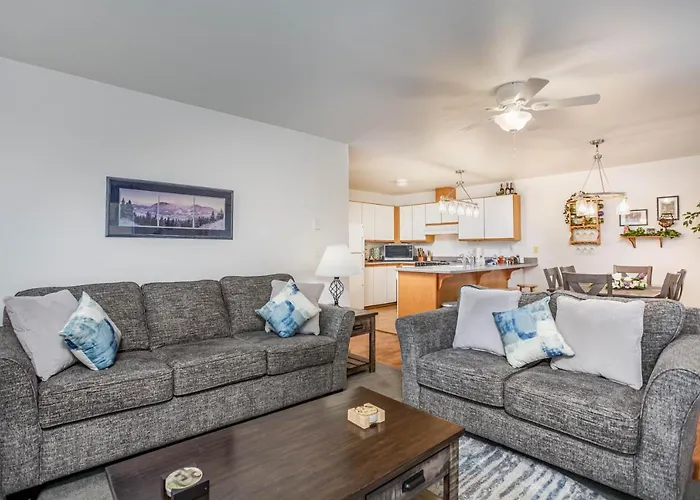 Walk To Downtown * 6 Guests * Pets * A/C! * No Stairs!